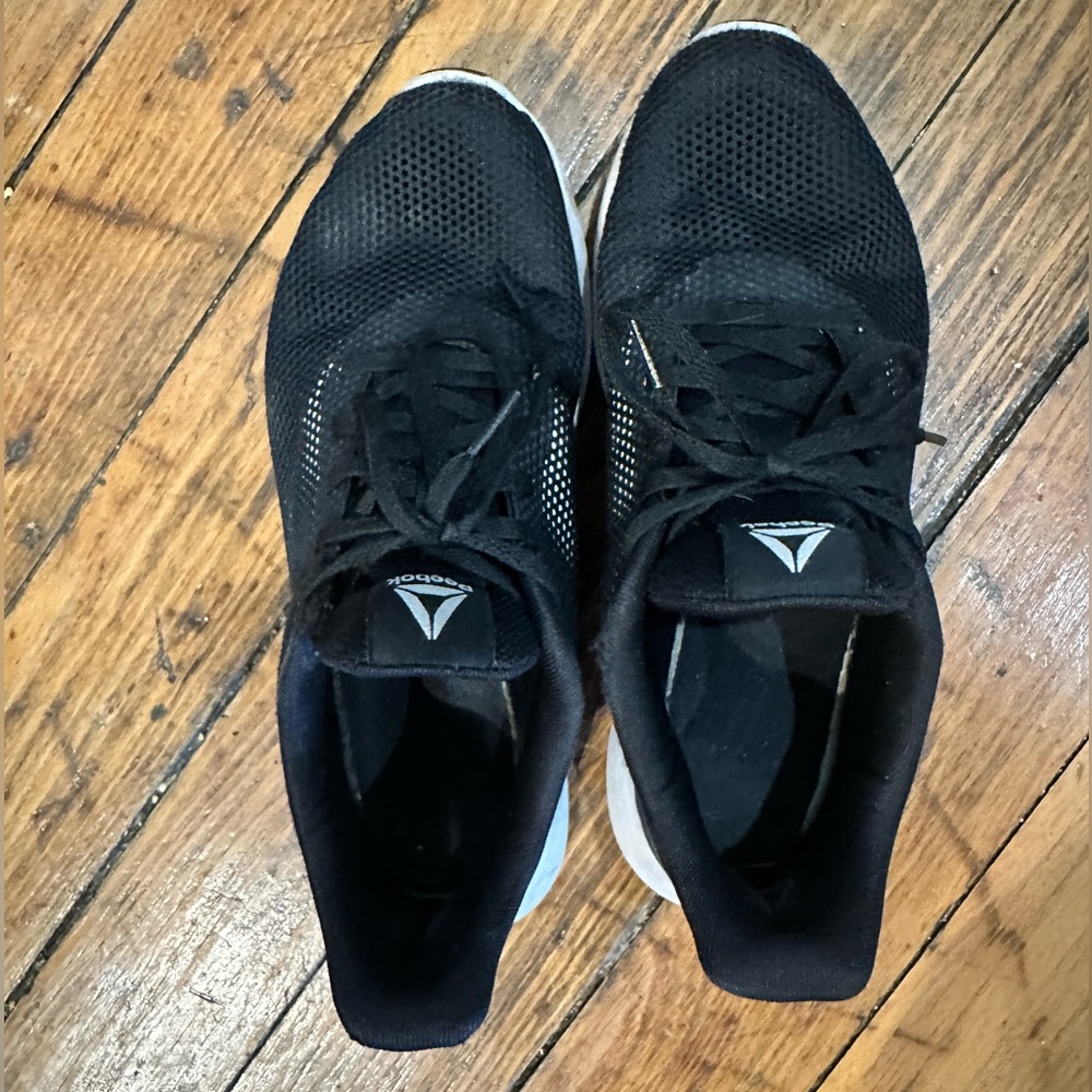 Size 8 Black Reebok sneakers - Picture 2 of 4